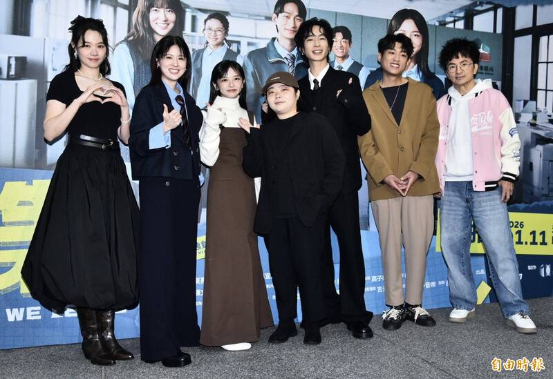 王真琳（左起）、林予晞、陳姸霏、導演王逸玲、黃河、謝章穎、唐從聖、張語噥。（記者陳奕全攝）