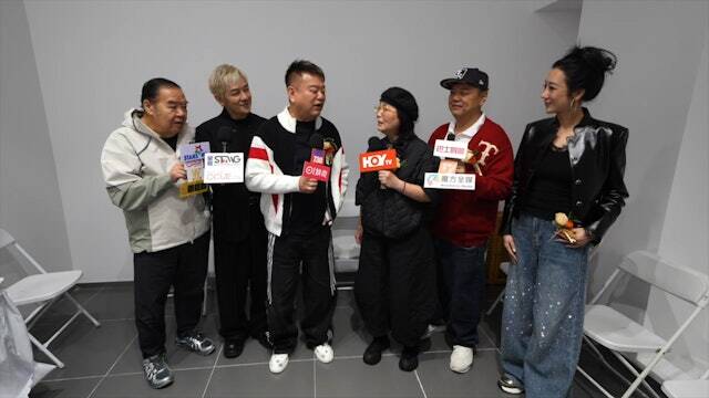 苑瓊丹（右三）在香港演藝圈人緣極佳，公司開幕，好友鄭則仕（左一）、陳百祥（左三）全來了。（ 翻攝自網路）