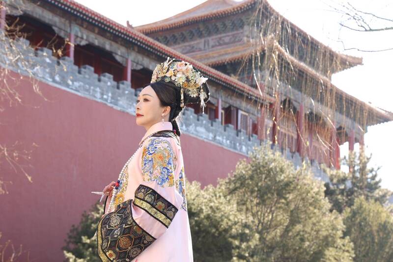 連戰二媳婦著古裝紫禁城邊拍照  親曝：我有滿人血統