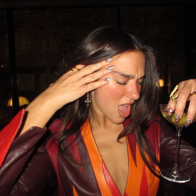 英國流行天后杜娃黎波以一身火辣皮衣造型迎接新的一年。（翻攝自IG）