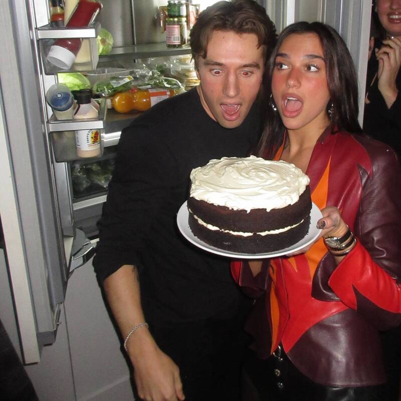 英國流行天后杜娃黎波（右）以一身火辣皮衣造型迎接新的一年。（翻攝自IG）