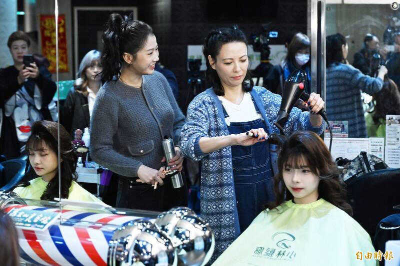 陳孝萱（右）、方志友出席《舊金山美容院》宣傳活動。（記者胡舜翔攝）