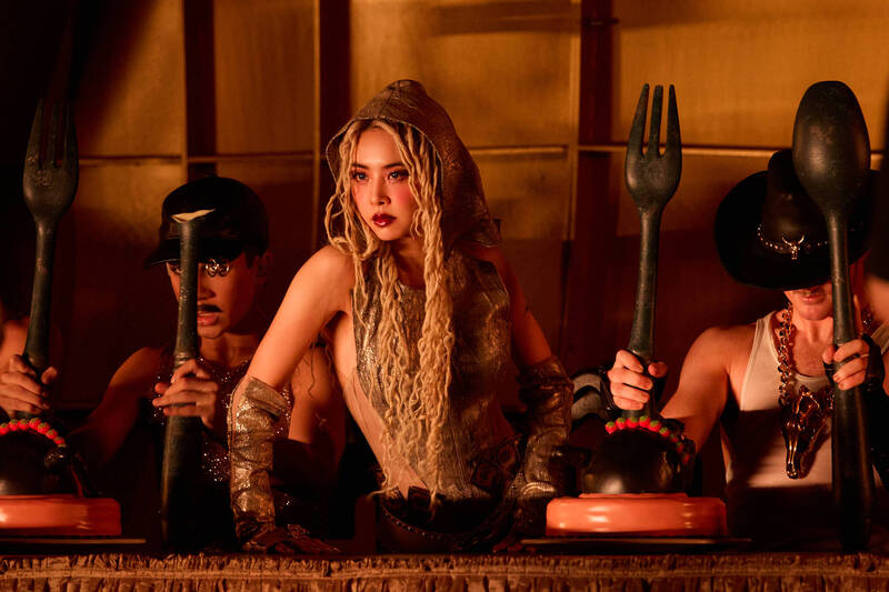 最強後援！蔡媽媽現身蔡依林大巨蛋 凍齡美貌秒被認出