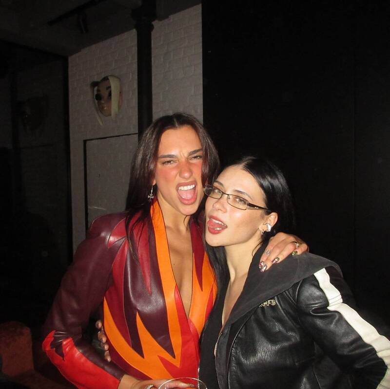 英國流行天后杜娃黎波（左）以一身火辣皮衣造型迎接新的一年。（翻攝自IG）