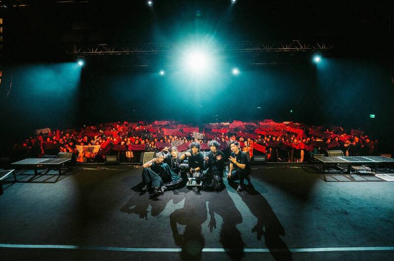 福夢樂團演唱會上，歌迷舉起不同時期毛巾表達支持。（資料照，形上娛樂提供）