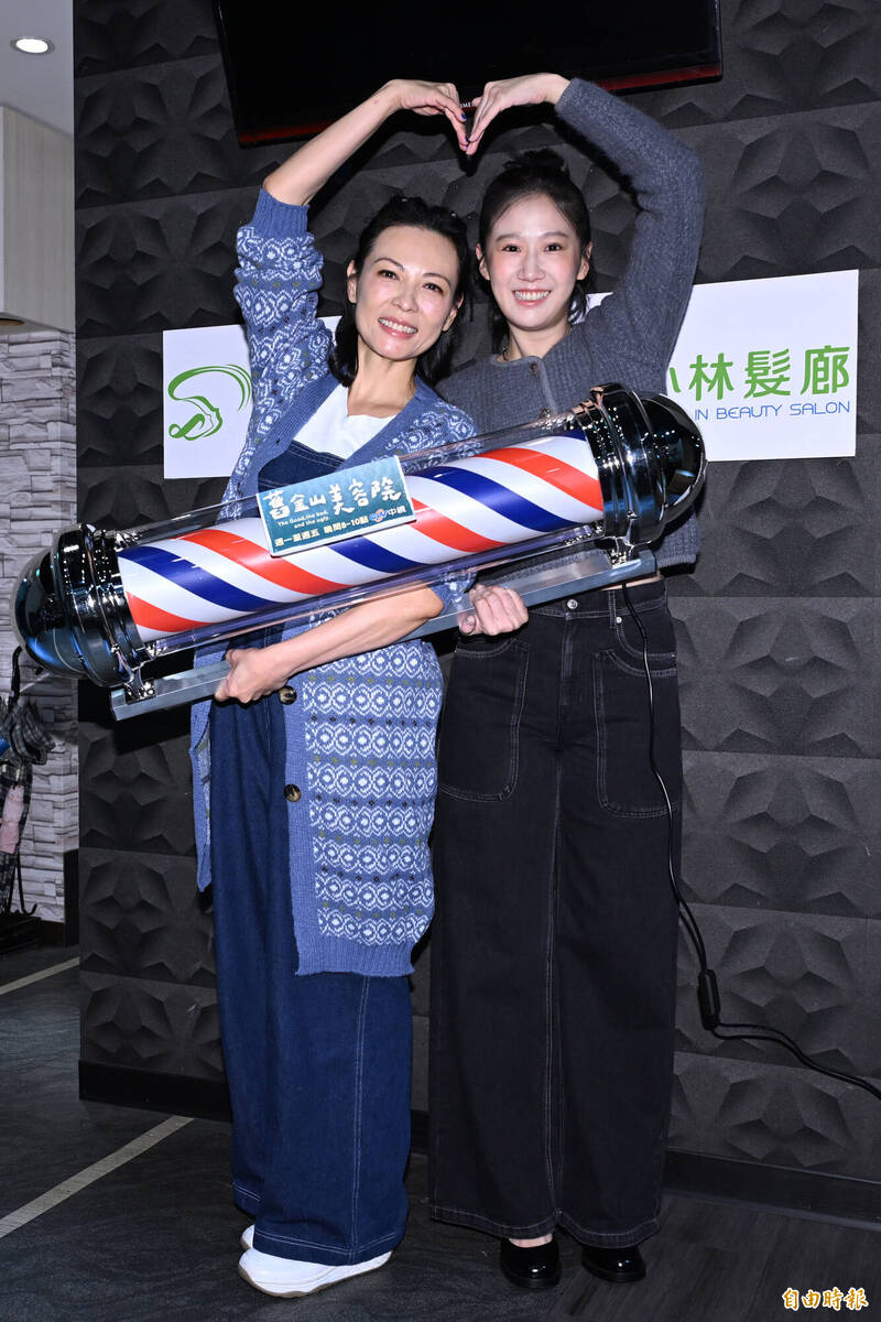 陳孝萱（左）、方志友做美髮造勢。（記者胡舜翔攝）