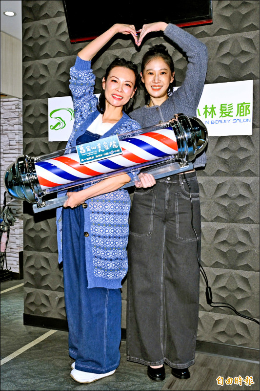 方志友（右）和陳孝萱在《舊金山美容院》飾演母女。（記者胡舜翔攝）