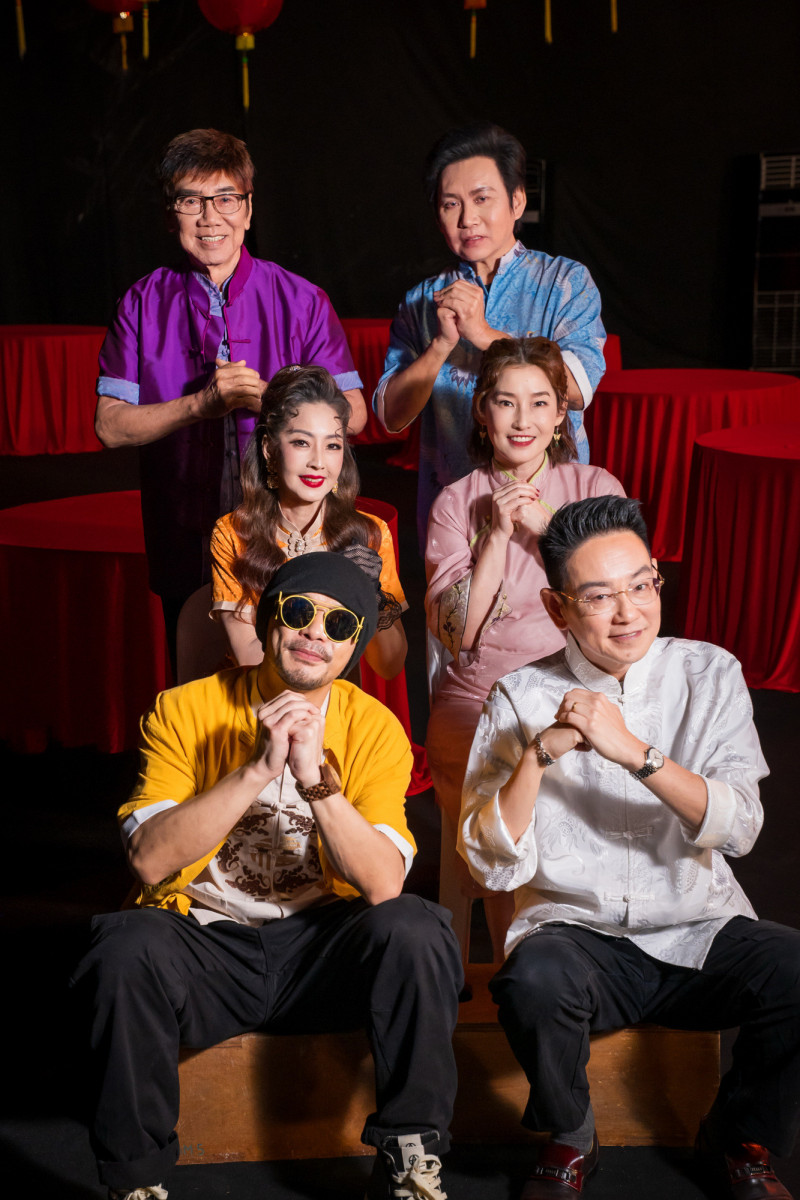 黃明志（前左）與多位歌手融入不同語言唱新年歌曲。（亞洲通文創提供）