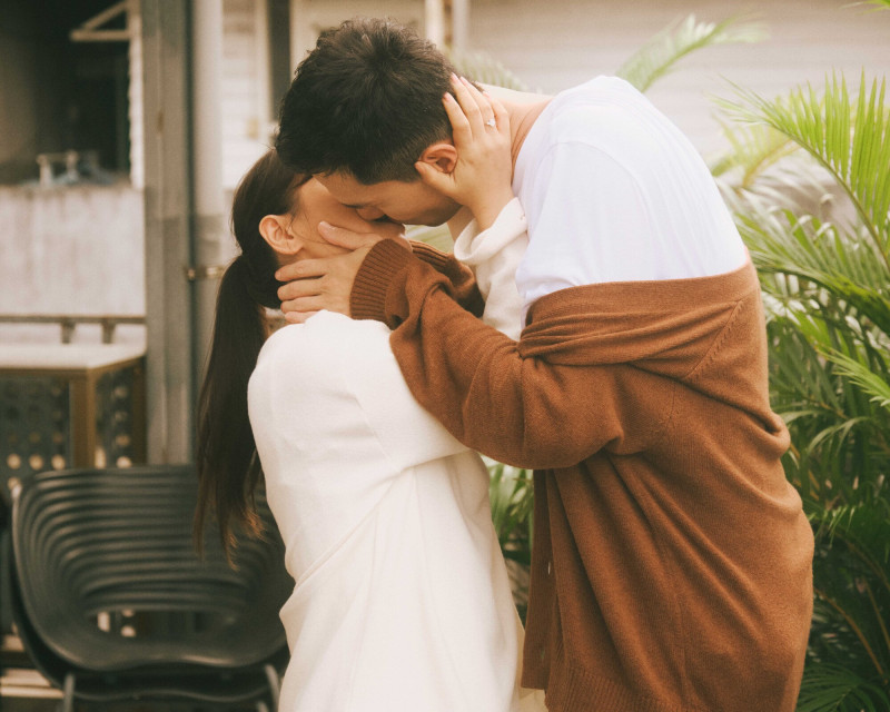 丁噹（左）和丁春誠在MV中有吻戲，默契很好一次完成。（相信音樂提供）