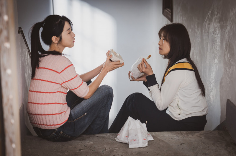 《啵me之我的青春住了鬼》賴雅妍（右）和邵雨薇兩人演回年少時期絲毫不違和。（風暴國際股份有限公司提供）