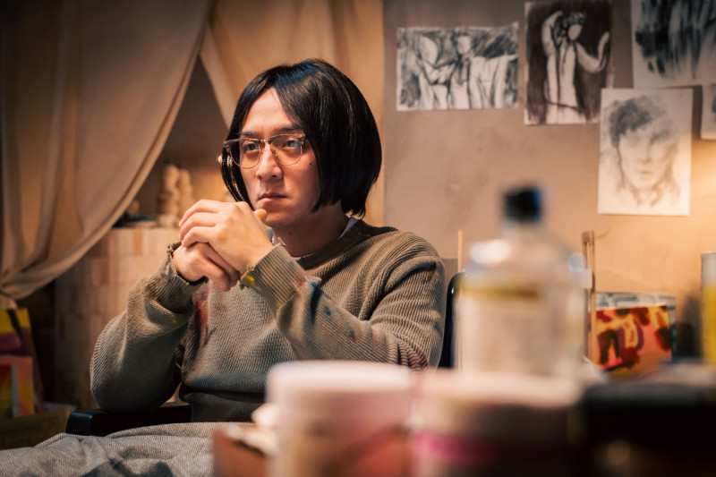 《啵me之我的青春住了鬼》鄭人碩在片中成為留著長髮的憂鬱畫家。（風暴國際股份有限公司提供）