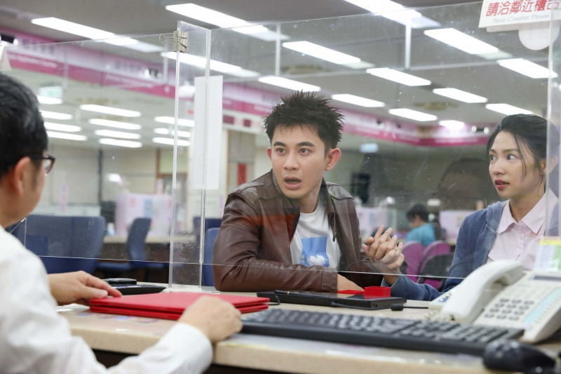 曾智希說和曾子益拍《豆腐媽媽》登記結婚的戲，心情相當複雜。（民視提供）