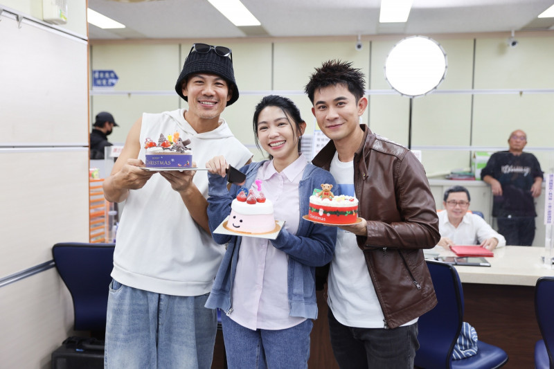 陳志強（左起）為老婆曾智希送上生日蛋糕，和曾子益一起為她慶生。（民視提供）