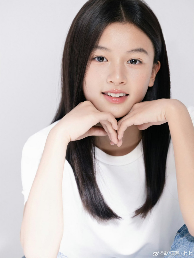 15歲七七因街拍爆紅出道。 （翻攝自微博）