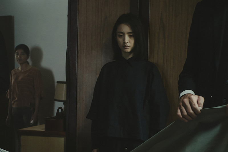 《深度安靜》角色預告，林依晨代表的「白色」呼應她表面平靜無害，卻暗藏難以言說的痛苦與祕密。（風起娛樂提供）