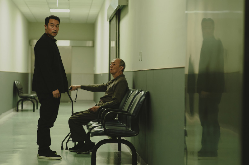 張孝全（左）在《深度安靜》與丈人金士傑的對手戲張力十足。（風起娛樂提供）