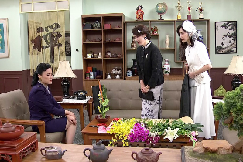 黃瑄（中）《寶島西米樂 守護》中為了店內生意，和貴夫人鞠躬陪笑。（台視提供）