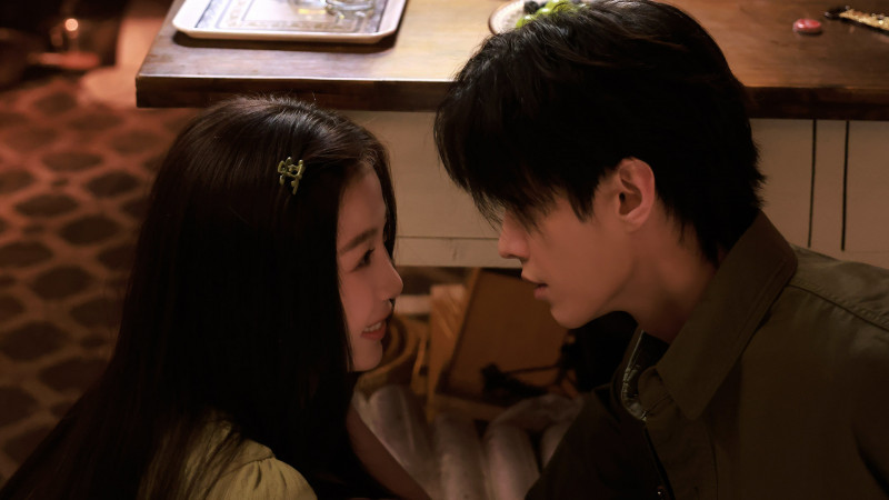 虞書欣（左）和何與在《雙軌》確認關係後，礙於父母並不知情，私下的吻戲與曖昧互動宛如偷嚐禁果。（龍華電視提供）