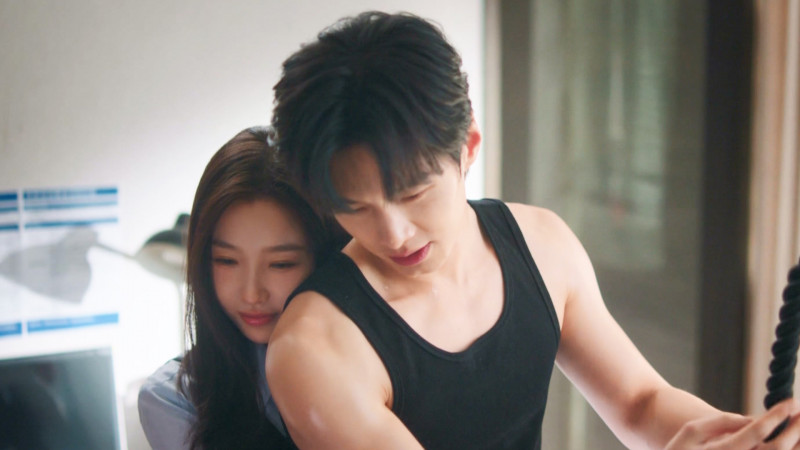 虞書欣（左）在《雙軌》從背後抱住何與。（龍華電視提供）