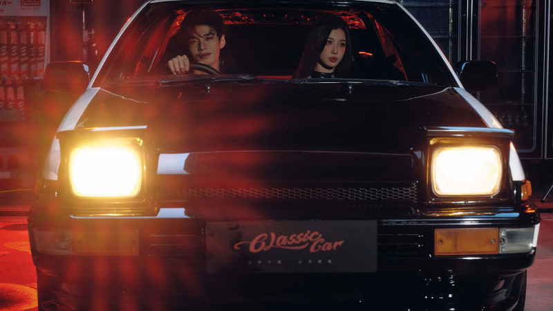 虞書欣（右）和何與在《雙軌》賽車場面令人聯想到《頭文字D》。（龍華電視提供）