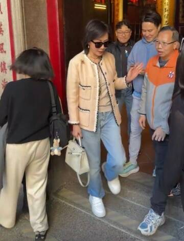 她被野生捕獲，身上行頭被一一盤點。（香港星島日報）