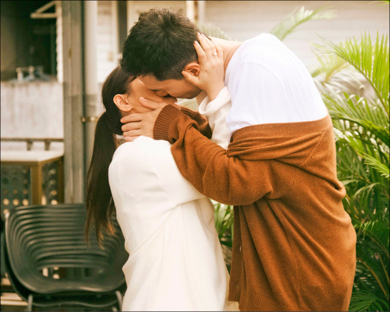 丁春誠和丁噹拍MV默契很好，吻戲一次完成。（相信音樂提供）