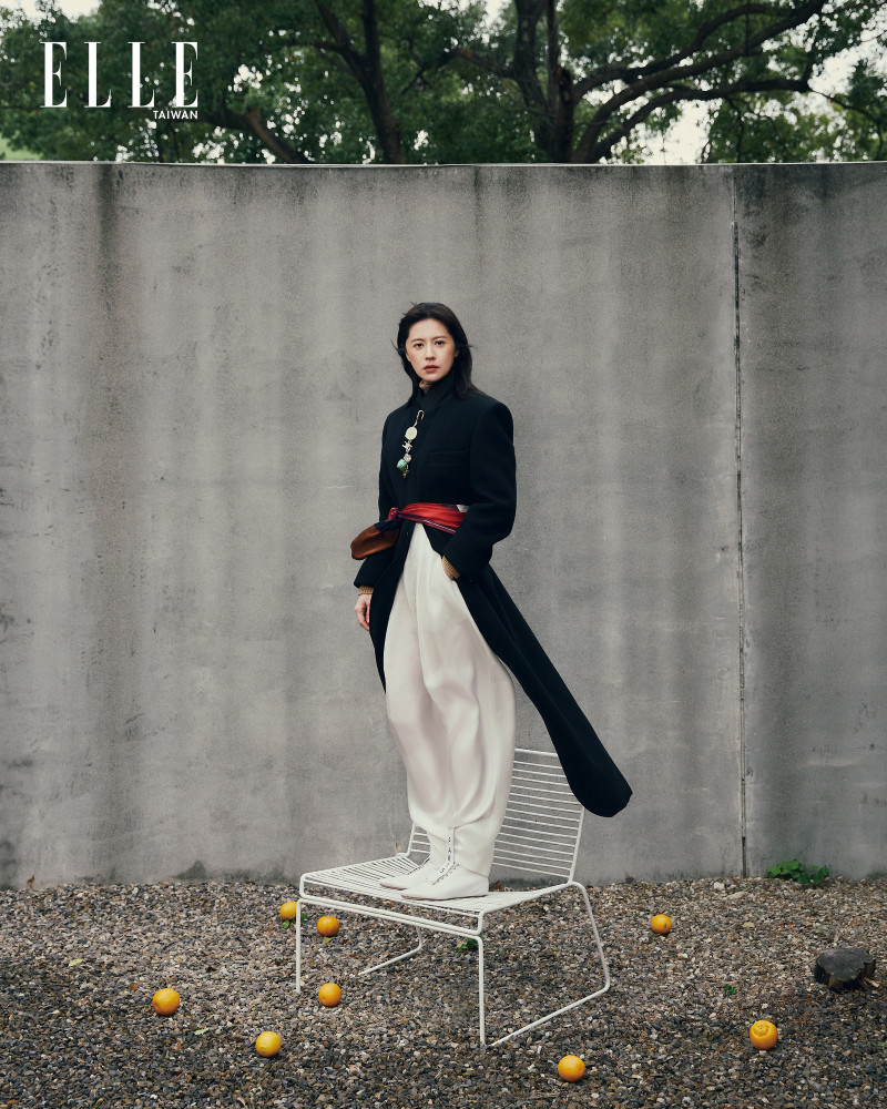 林予晞站在椅子上頗帥氣。（ELLE提供）