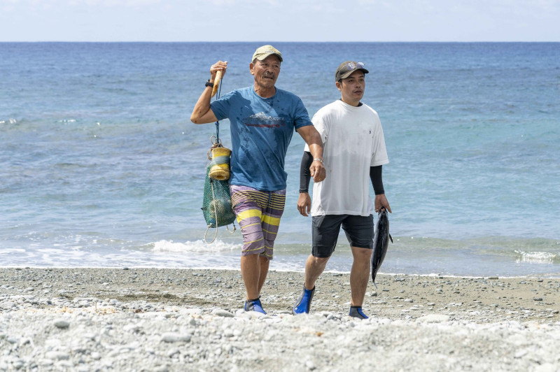 《大海浮夢》首度完整呈現夏曼藍波安與兒子最親密的家庭視角。（目宿媒體提供）
