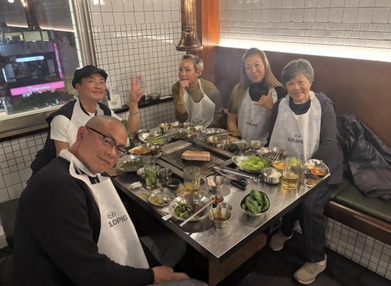 江宏恩（左上）與家人們聚餐，江振誠（左下）的泰籍妻（右三）也罕見公開露面。