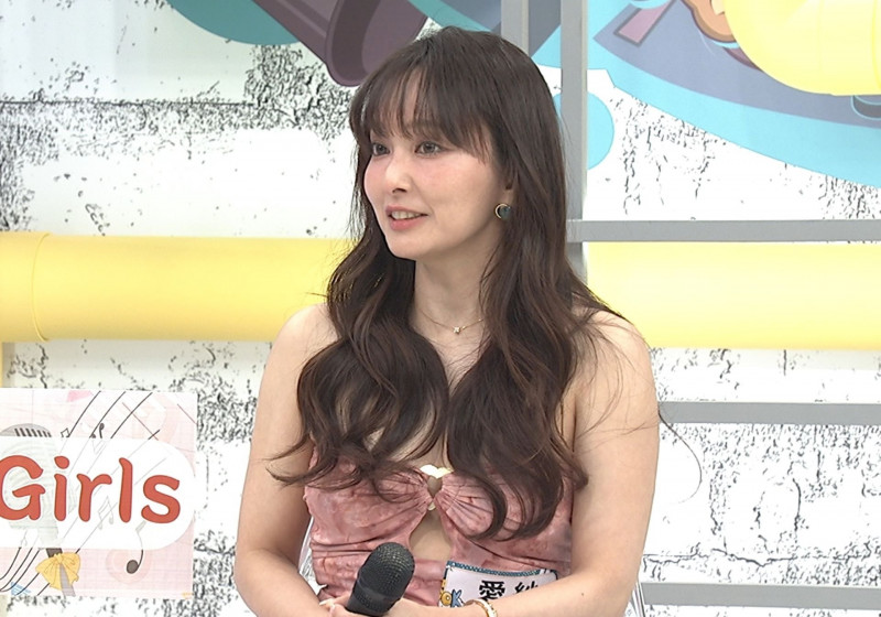 愛紗17歲隻身來台發展，回憶初期想家的日子格外有感。（中天電視提供）