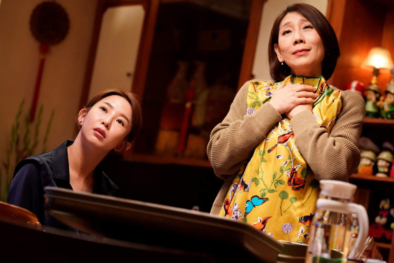 郭書瑤（左）在《何百芮的地獄戀曲》穿旗袍，被媽郎祖筠（右）喊「釣一個男人回來」。（彼此影業提供）