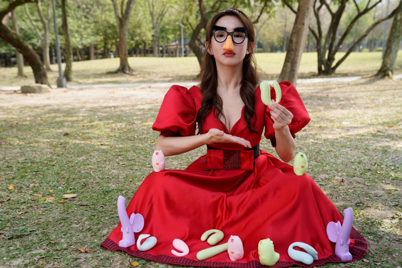 郭書瑤在《何百芮的地獄戀曲》代言情趣商品，苦喊「我胯下很閒嗎」。 （彼此影業提供）