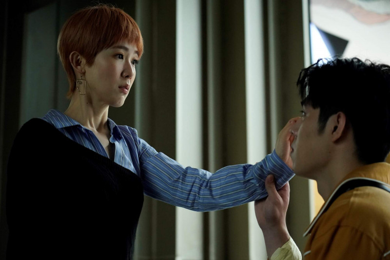 孫可芳（左）在《何百芮的地獄戀曲》與詹懷雲因一起工作暗生情愫。 （彼此影業提供）