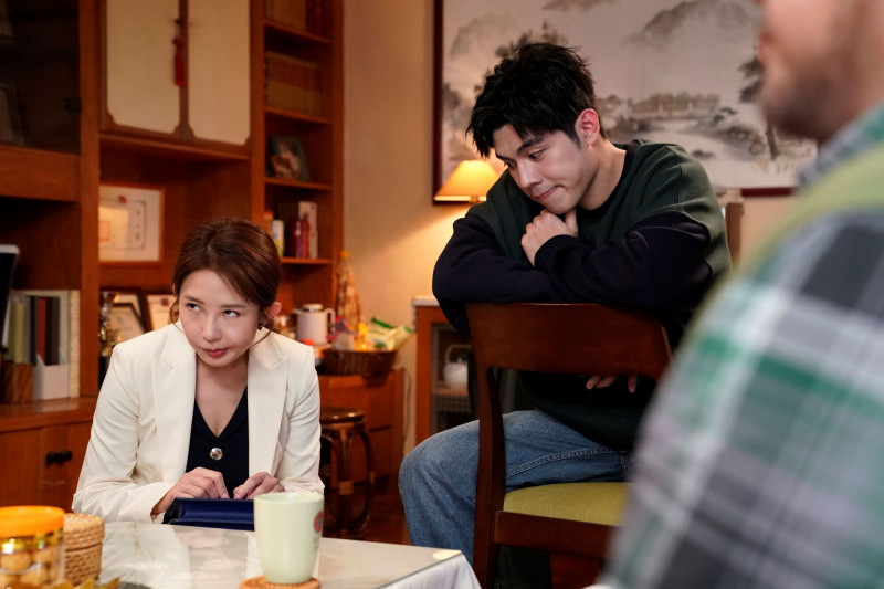 郭書瑤（左）、詹懷雲在《何百芮的地獄戀曲》飾演親姊弟，有精彩互動。 （彼此影業提供）