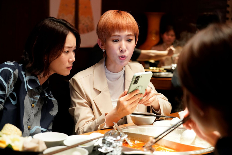 鍾瑶（左）、孫可芳在《何百芮的地獄戀曲》裡有可愛的閨密情誼。 （彼此影業提供）