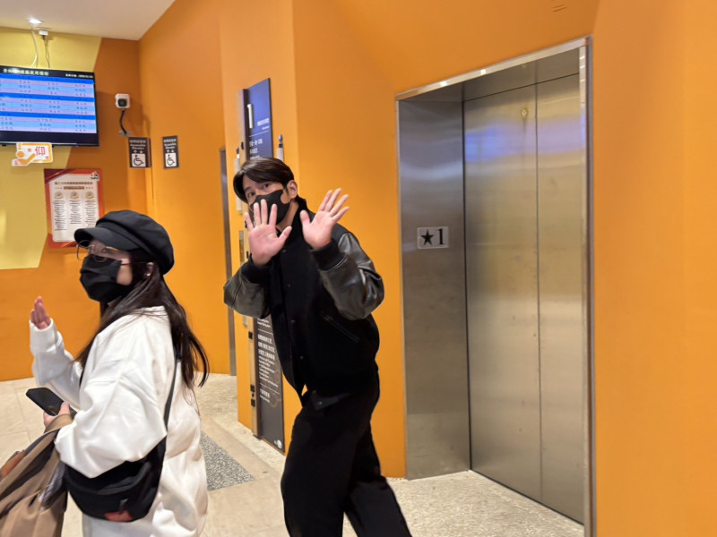 修杰楷等電梯時不得不面對媒體。（記者蕭方綺攝）