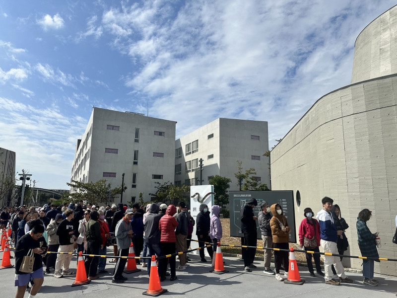 民眾湧入民謠館排隊搶票，400張限量被搶完。（記者蔡宗憲攝）