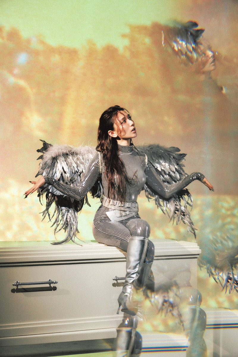 Haezee黃瑋昕化身天使坐在棺材上百無禁忌 。（索尼提供）