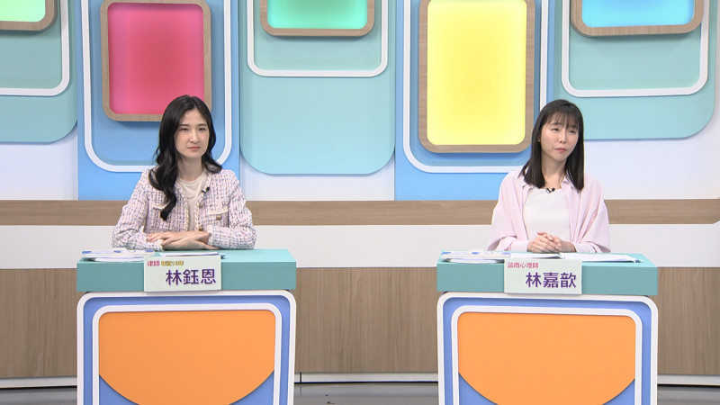 現場，林鈺恩律師（左）與諮商心理師林嘉歆（右）分別從法律與心理層面切入，補充社會案件對家屬與當事人的實際影響。（和展影視提供）