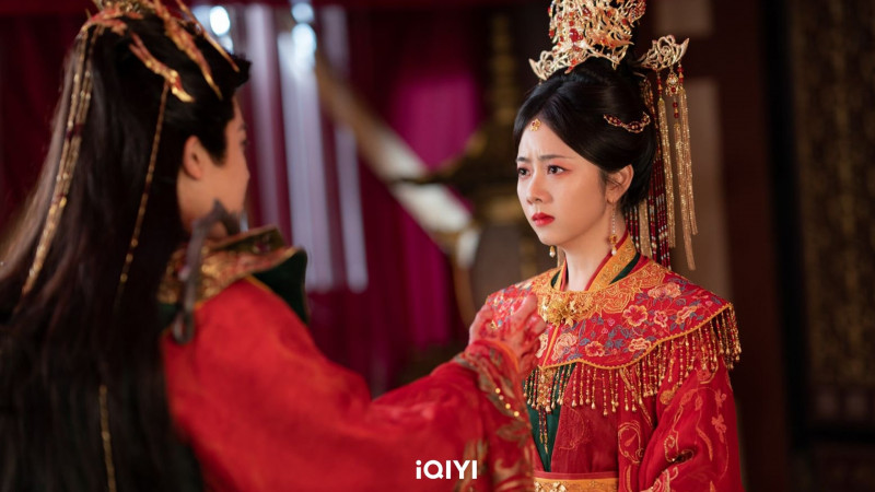 譚松韻（右）在《逍遙》於大婚之日被迫講出違心之論，拍攝時入戲太深淚崩喊停。（iQIYI愛奇藝國際站提供）