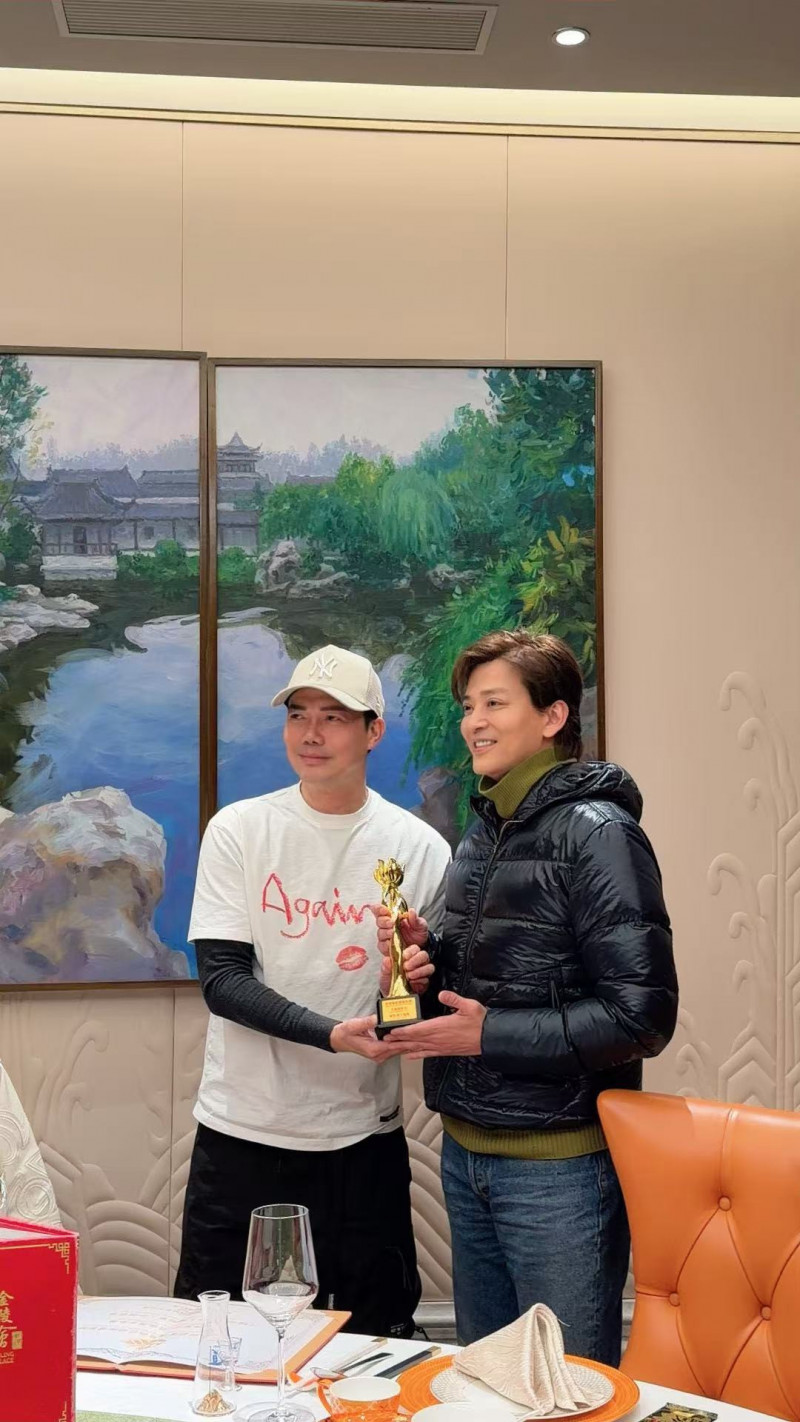 陳曉東與謝天華自行跟工作人員補辦頒獎典禮。（火爆娛樂提供）