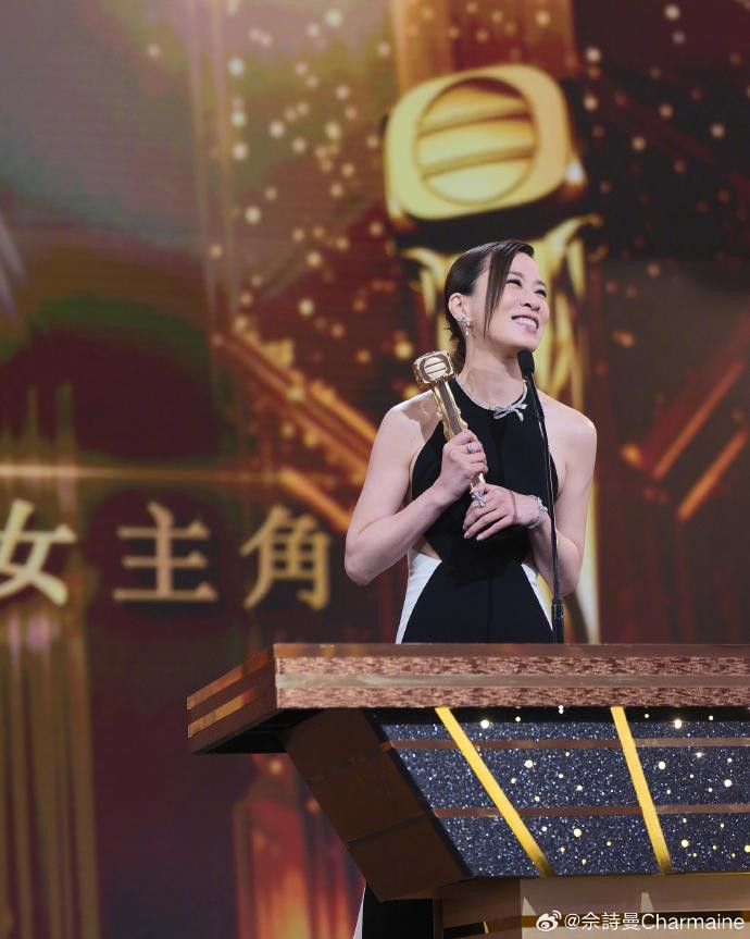 佘詩曼以《新聞女王2》拿下人生第四座最佳女主角獎。（翻攝自微博）