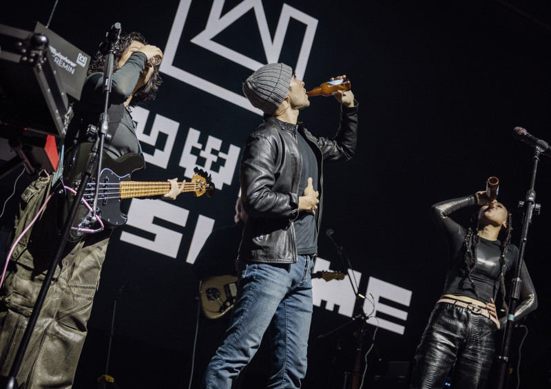 致敬已故金融犯罪調查師陳梅慧 ！「凹與山」冒低溫開唱大咖男星也來了