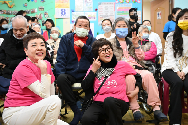 陳美鳳攜手紀寶如、唐玲等演藝圈好友走進大愛護理之家。（台灣優質生命協會提供）