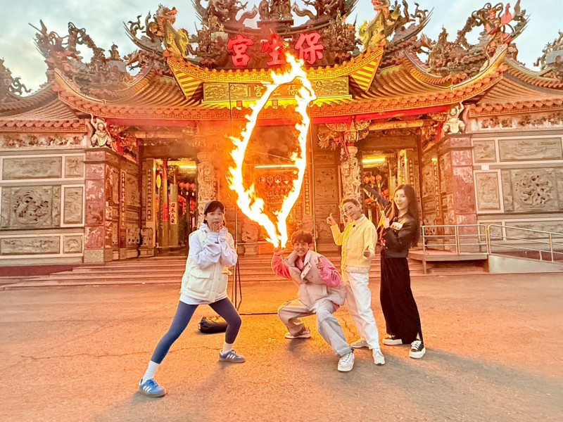 來到桃園永安保生宮，主持群與來賓挑戰火舞體驗。（民視提供）