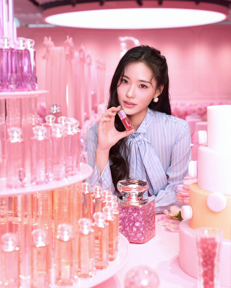 小S二女兒Lily許韶恩剛滿18歲，就解鎖人生新身分，成為迪奧台灣彩妝形象大使。（翻攝自IG）