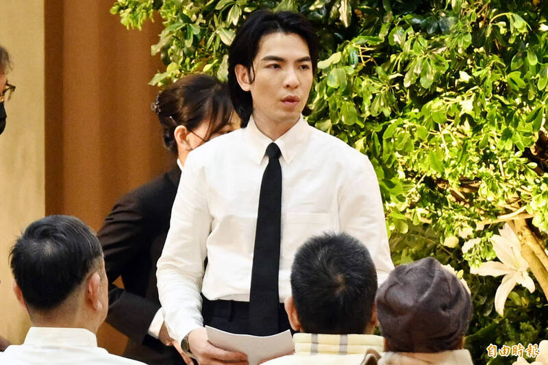 蕭敬騰與太太Summer現身追思會場。（記者胡舜翔攝）