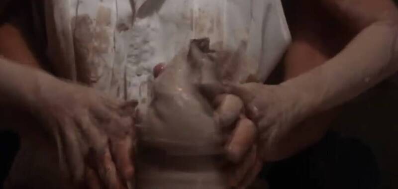 電影《第六感生死戀》也有一幕男女主角派屈克史威茲和黛咪摩爾做陶瓷。（翻攝自Youtube）