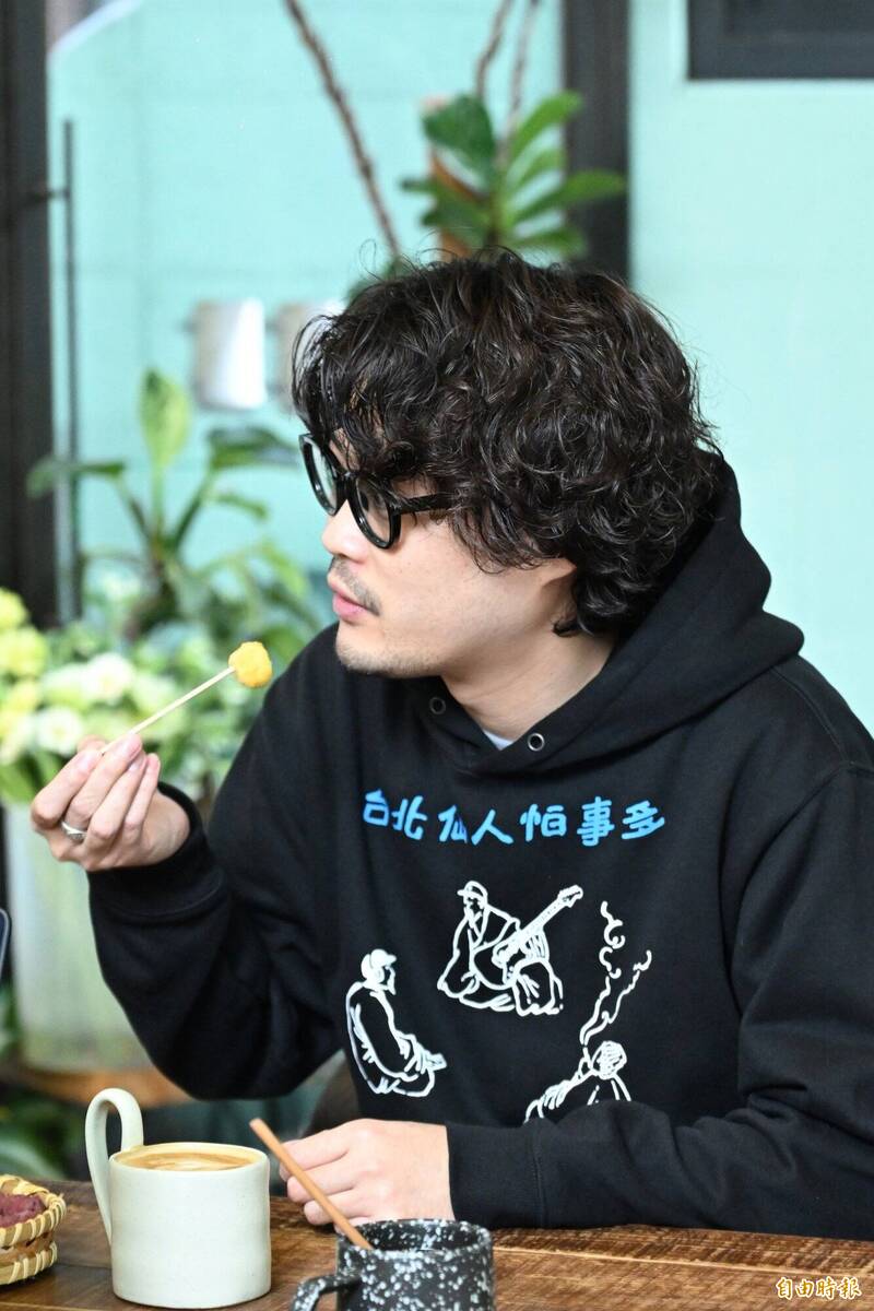 鈴木龍也品嘗地瓜球，直呼「很新奇、很卡哇伊」。（記者胡舜翔攝）