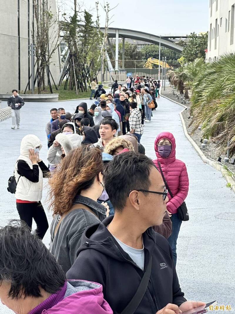 民眾湧入民謠館排隊搶票。（記者蔡宗憲攝）